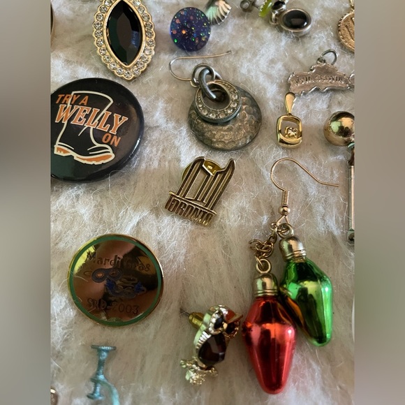 60+ Bundle of Pins, Brooches & Single Earrings - Picture 6 of 16